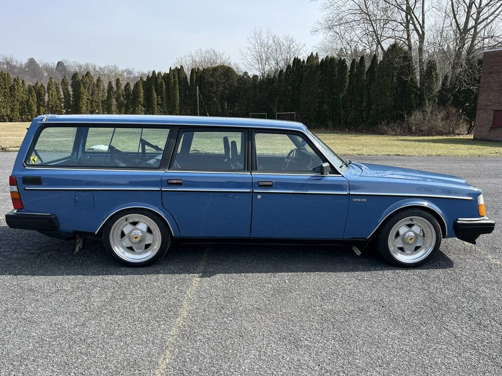 Volvo-240-1985-blue-1