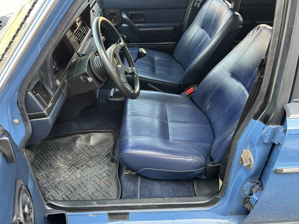 Volvo-240-1985-blue-14