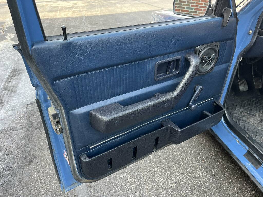 Volvo-240-1985-blue-16