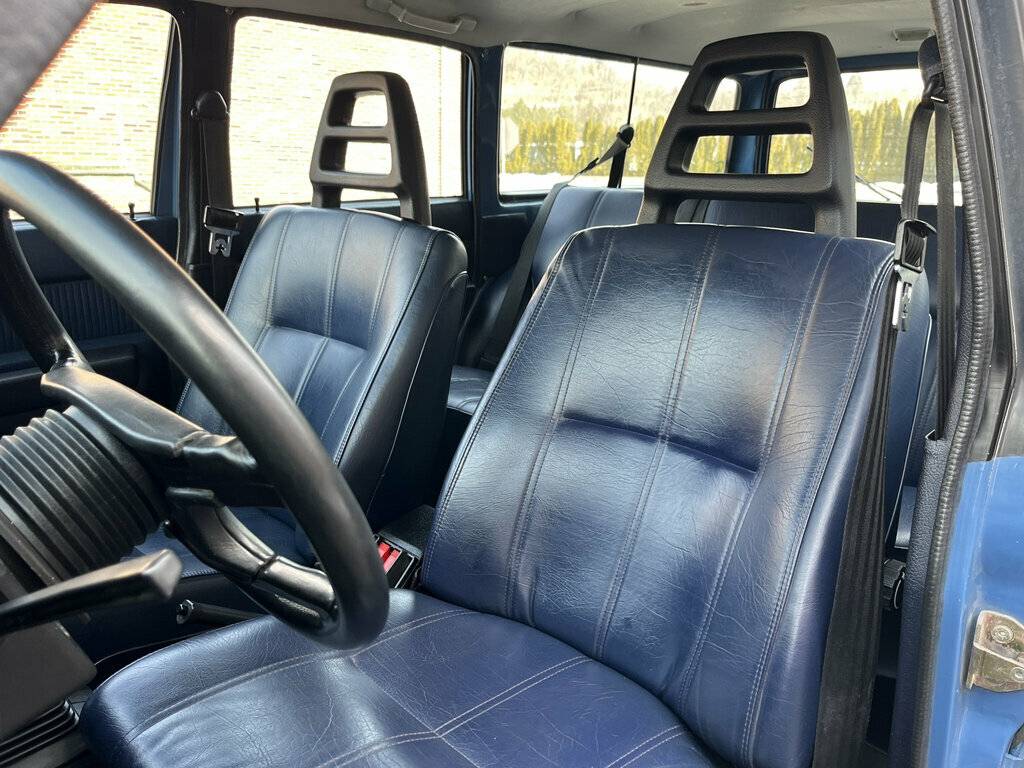 Volvo-240-1985-blue-17