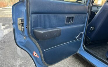 Volvo-240-1985-blue-18