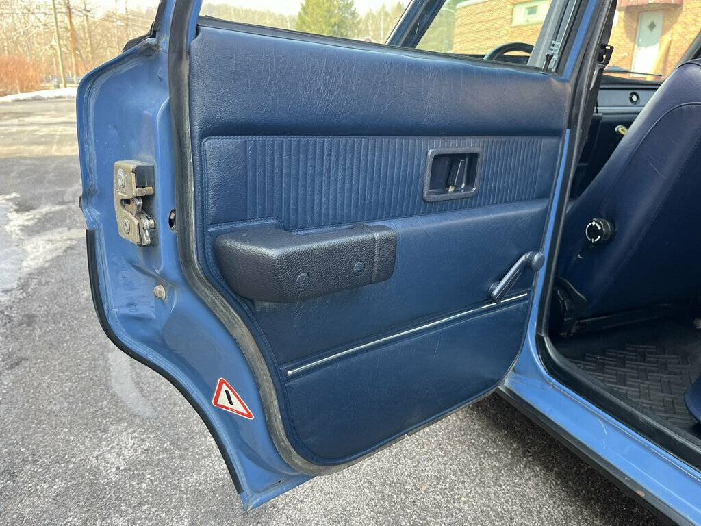 Volvo-240-1985-blue-18