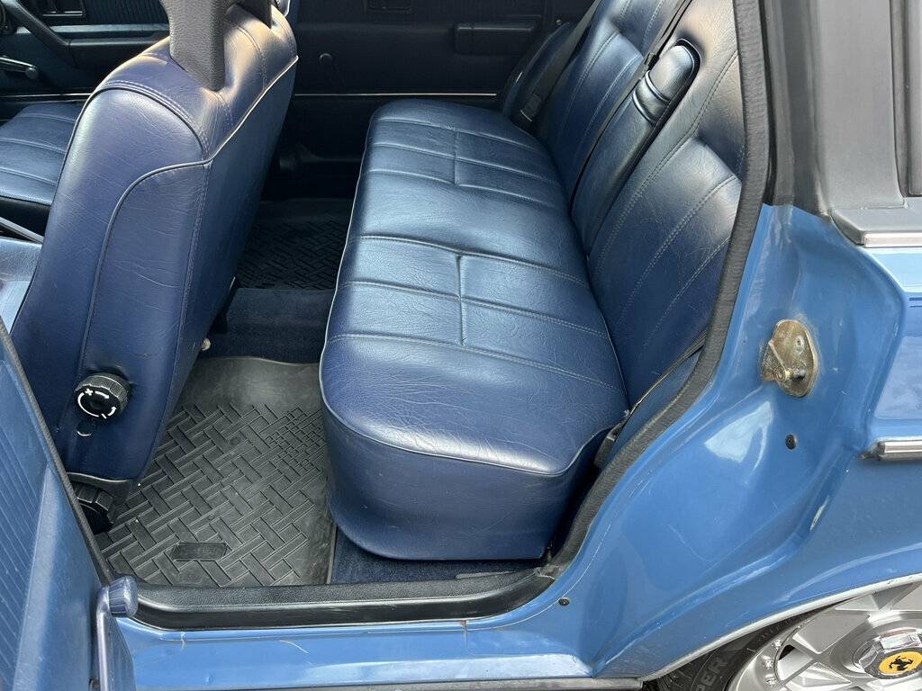 Volvo-240-1985-blue-19