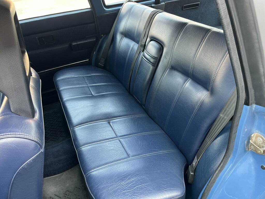 Volvo-240-1985-blue-20