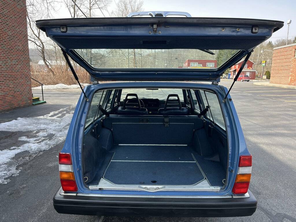 Volvo-240-1985-blue-21