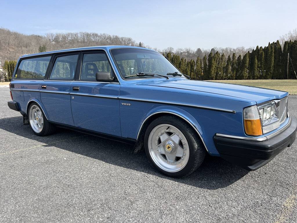 Volvo-240-1985-blue