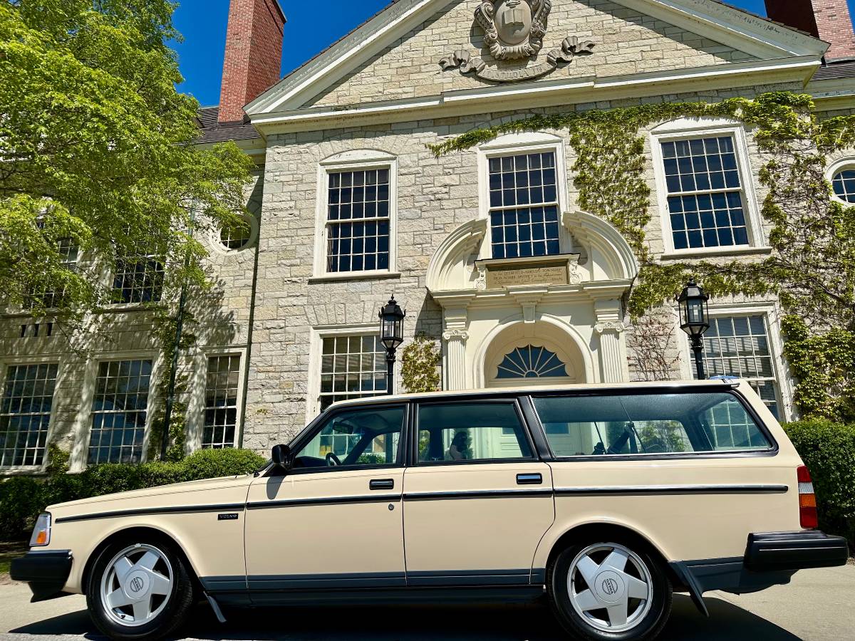 Volvo-240-dl-wagon-1986-yellow-1