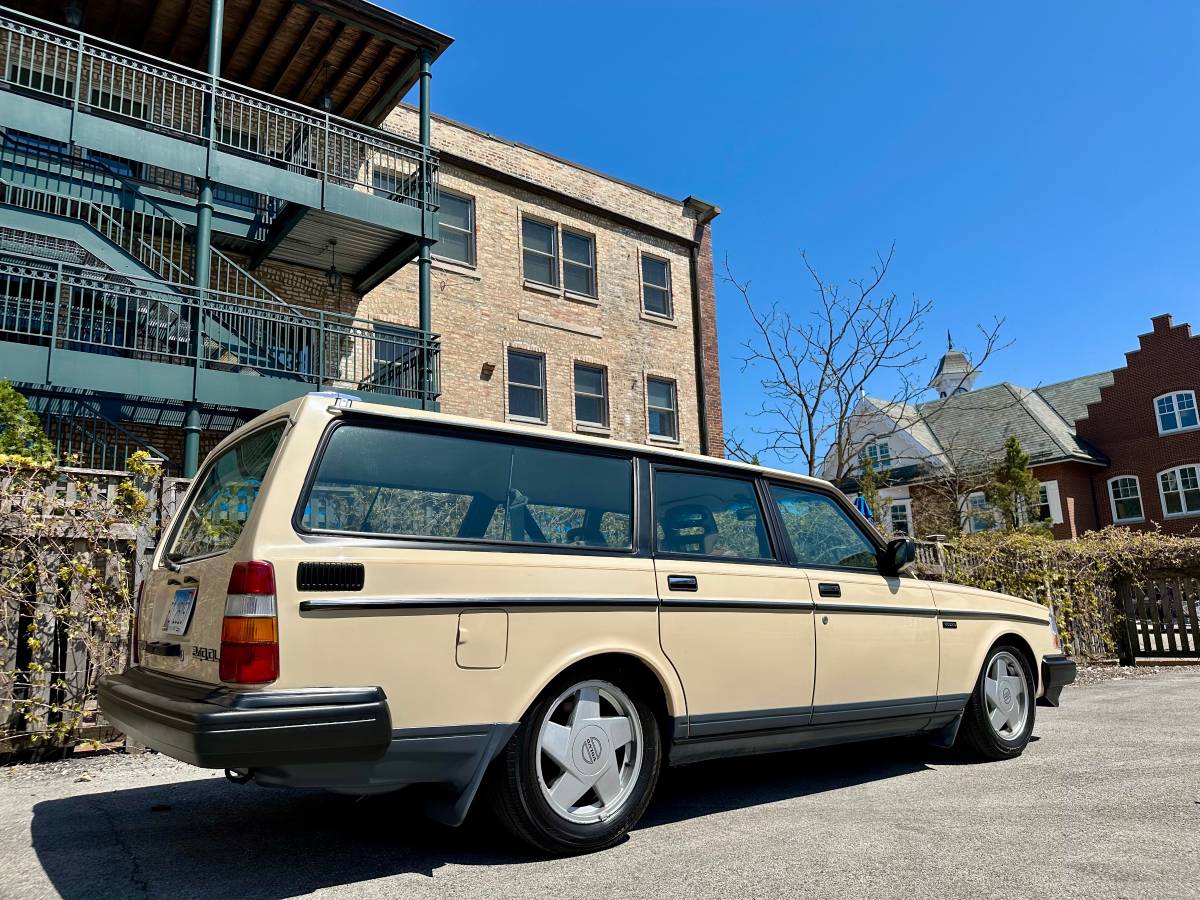 Volvo-240-dl-wagon-1986-yellow-2