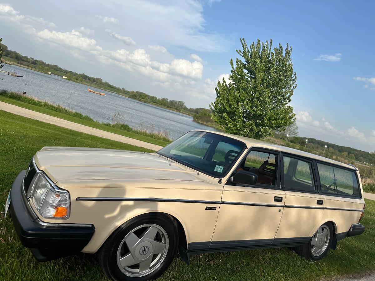 Volvo-240-dl-wagon-1986-yellow-20