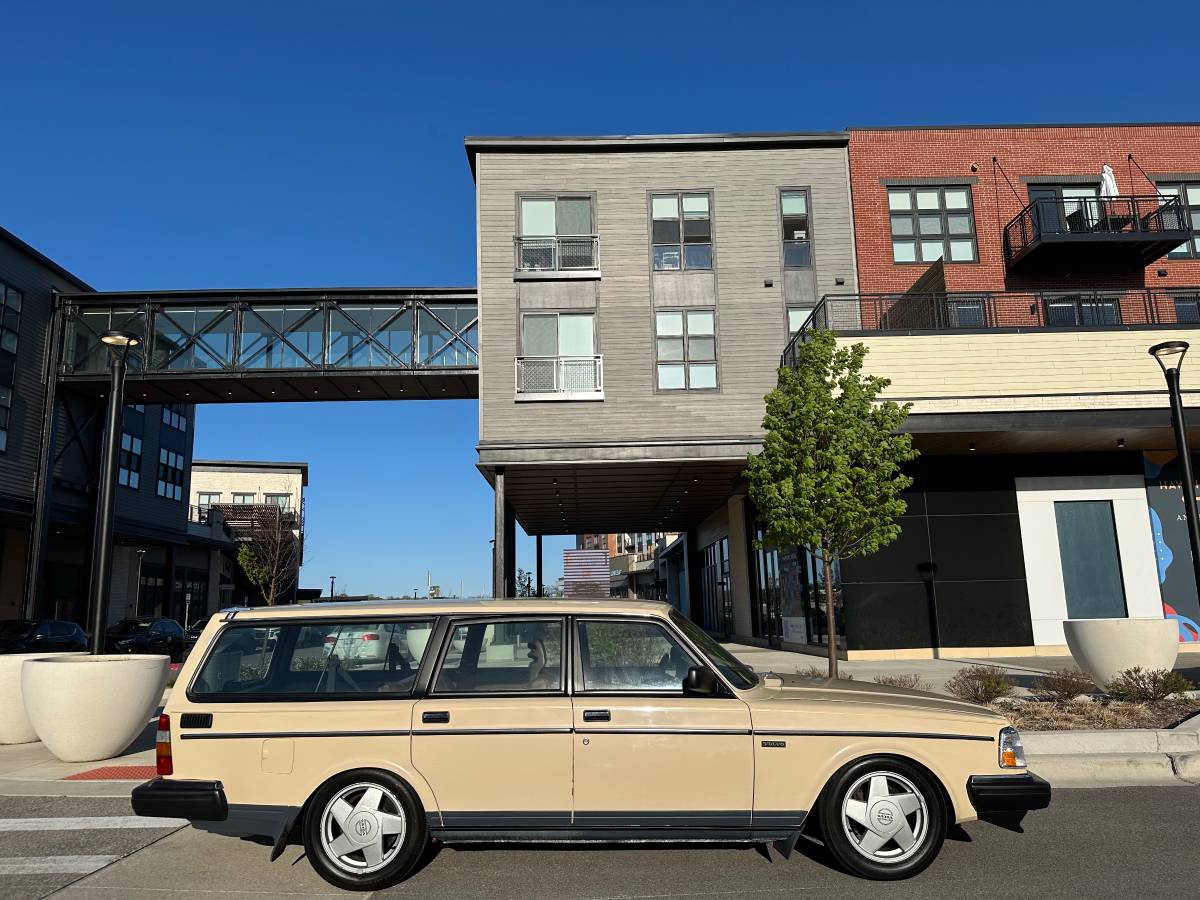 Volvo-240-dl-wagon-1986-yellow-3