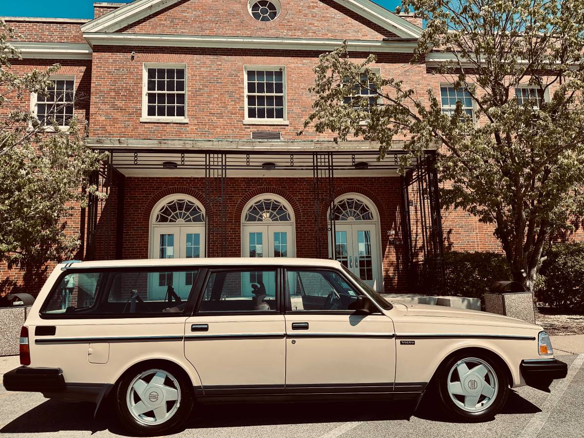 Volvo-240-dl-wagon-1986-yellow