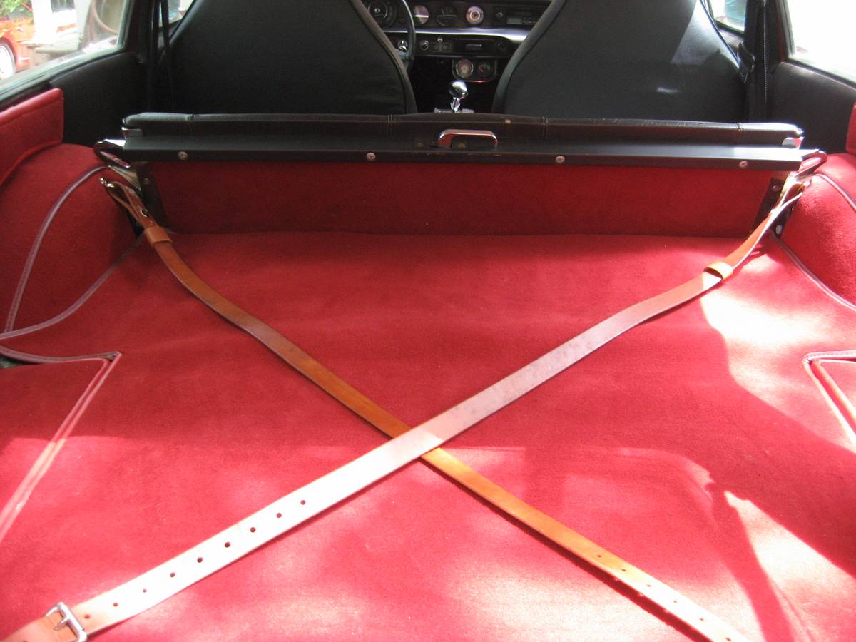 Volvo-P1800es-1978-red-11