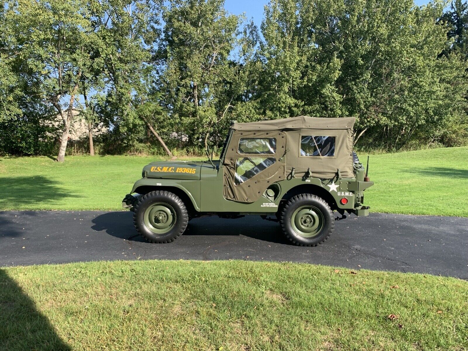 Willys-Jeepster-1955-SUV