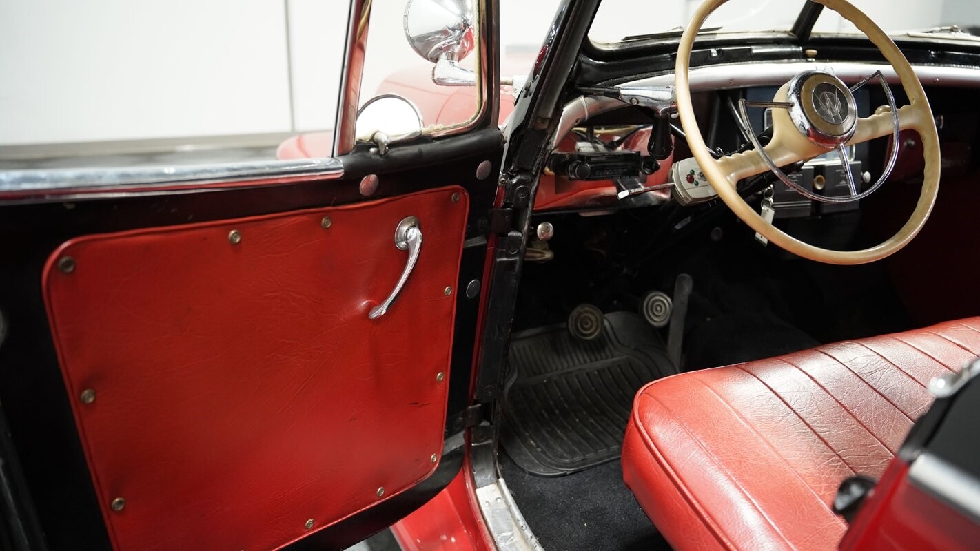 Willys-Overland-Jeepster-1949-Convertible-28