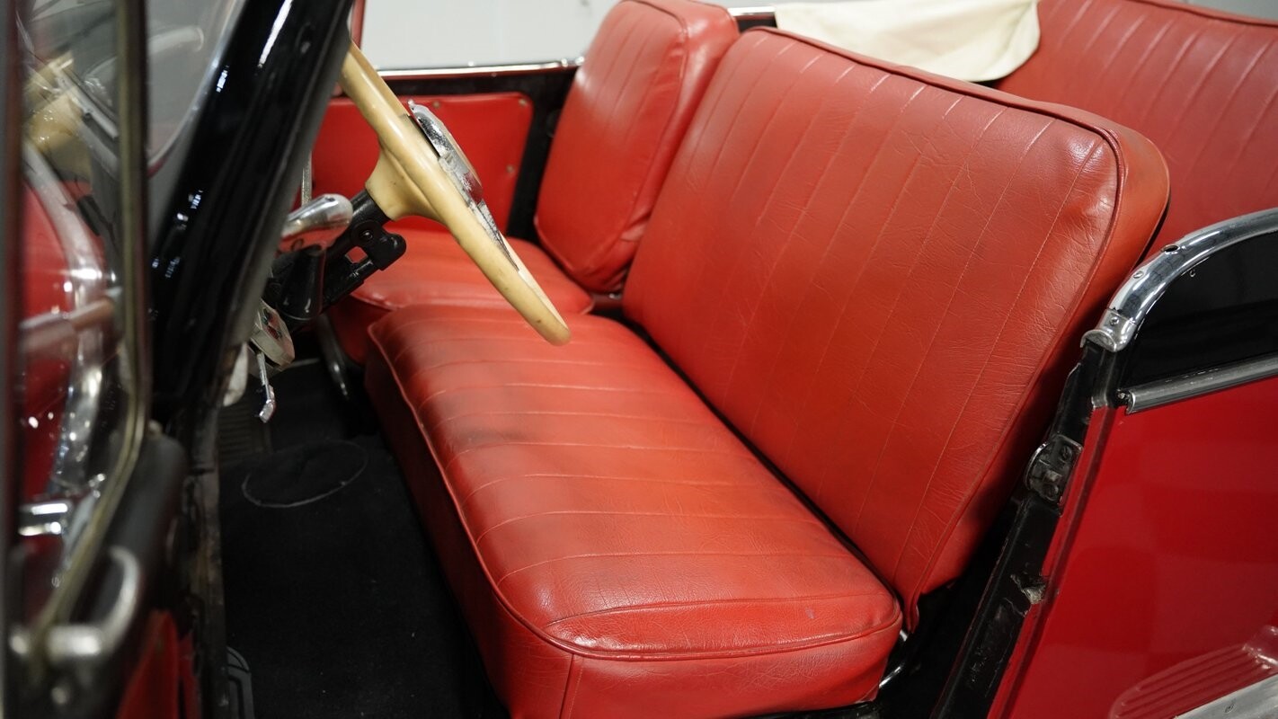 Willys-Overland-Jeepster-1949-Convertible-33