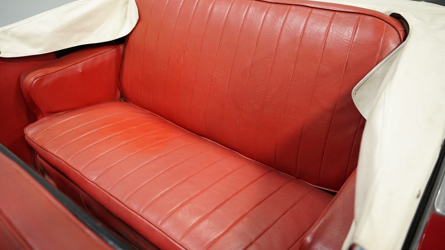 Willys-Overland-Jeepster-1949-Convertible-34