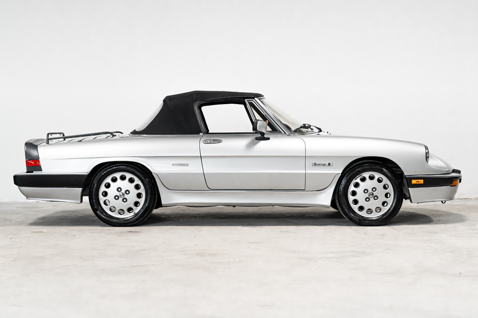 Alfa-Romeo-Spider-1988-Convertible-12