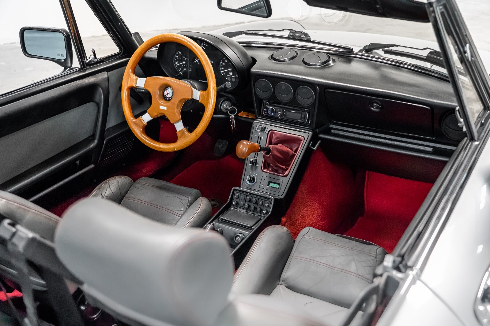 Alfa-Romeo-Spider-1988-Convertible-26