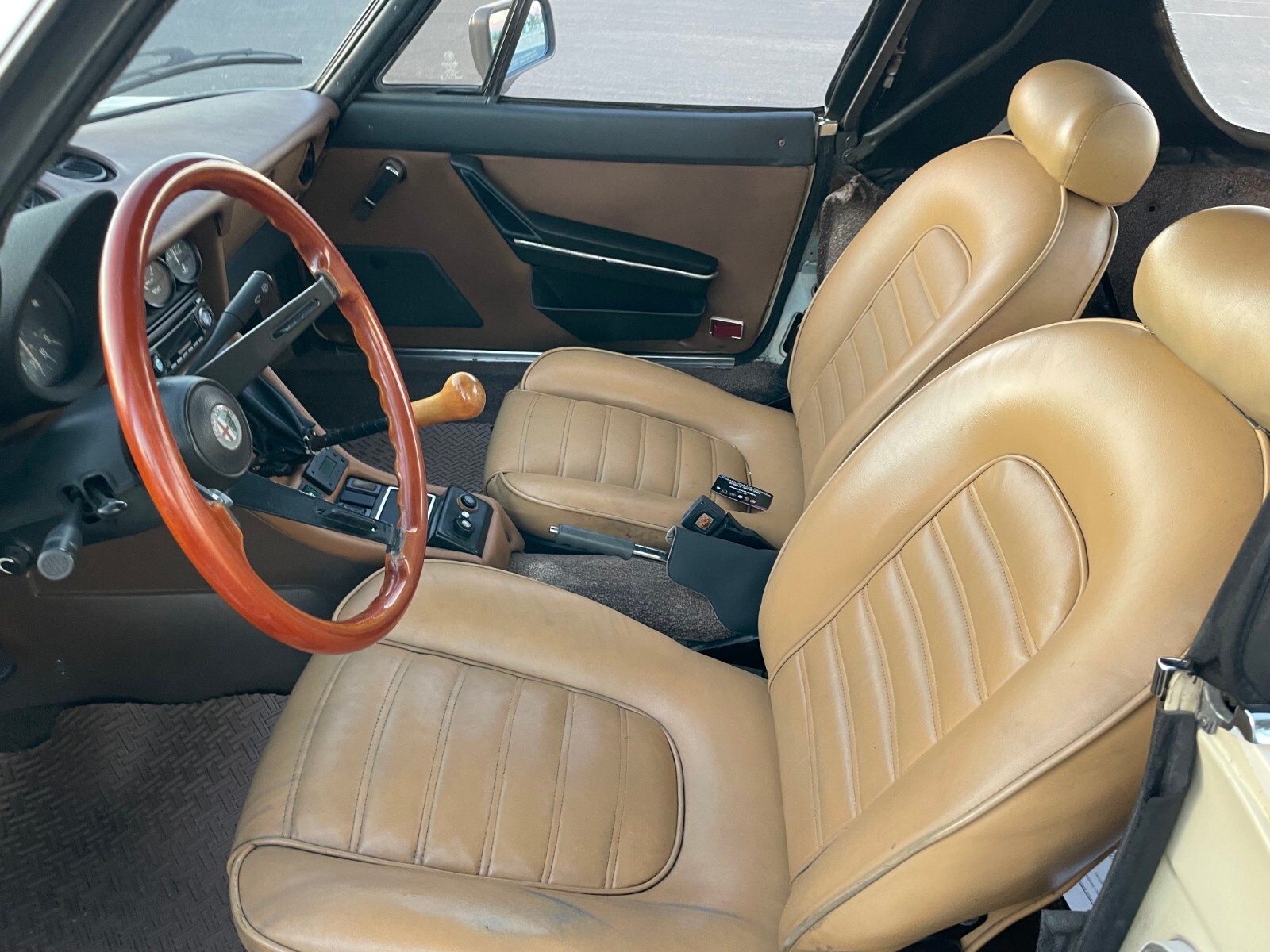 Alfa-Romeo-Veloce-1984-Convertible-5