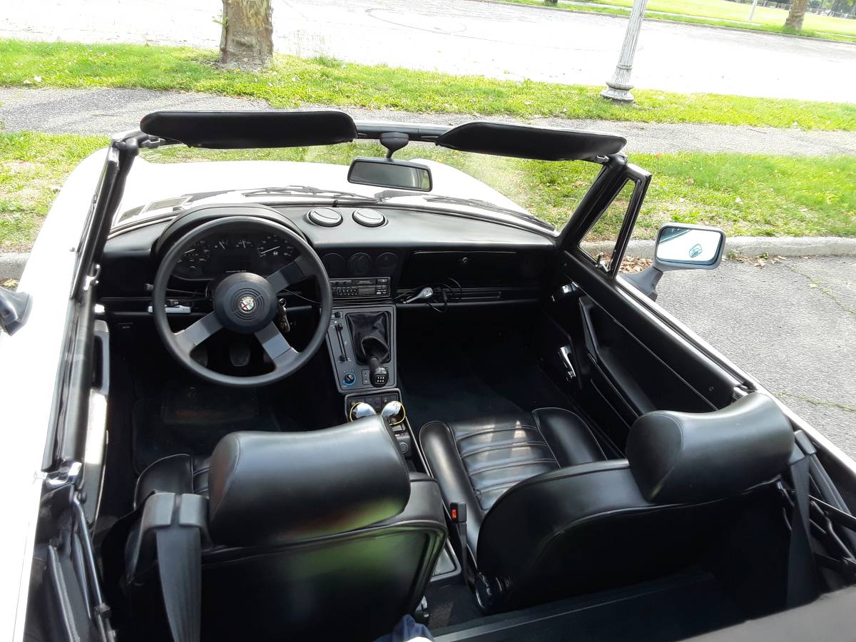 Alfa-romeo-Spider-1986-white-2