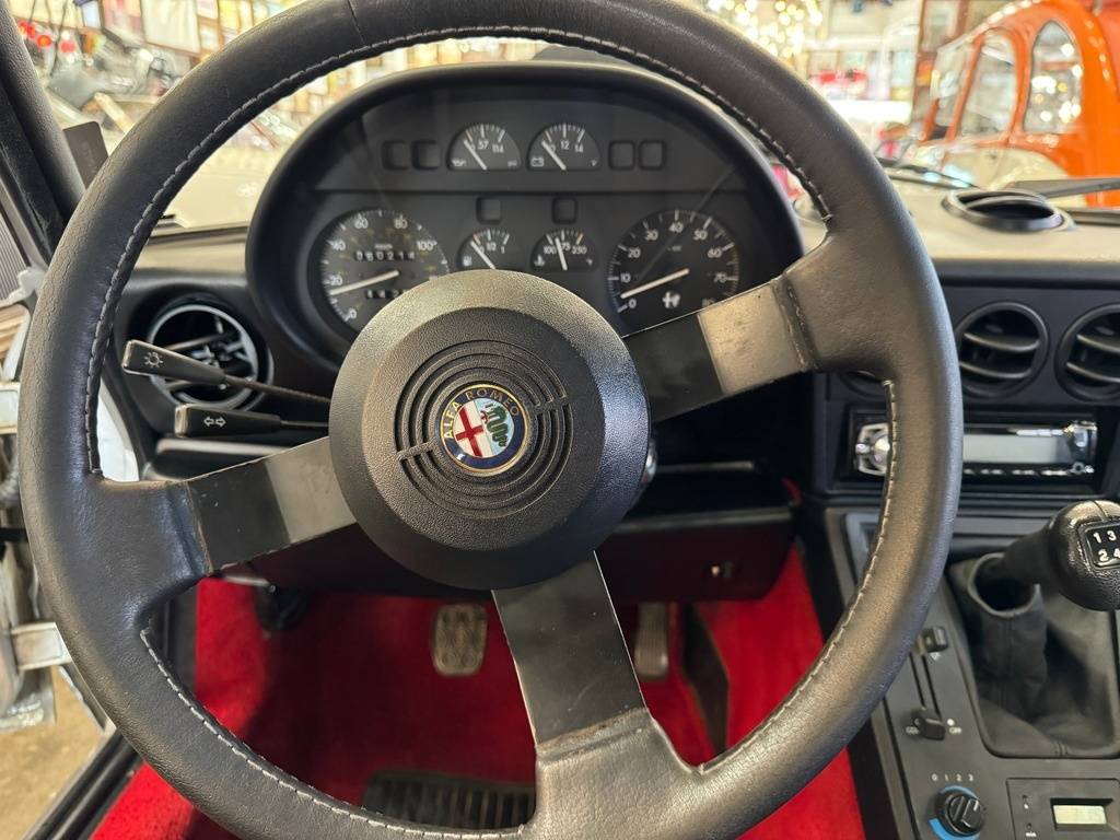 Alfa-romeo-Spider-1987-silver-12