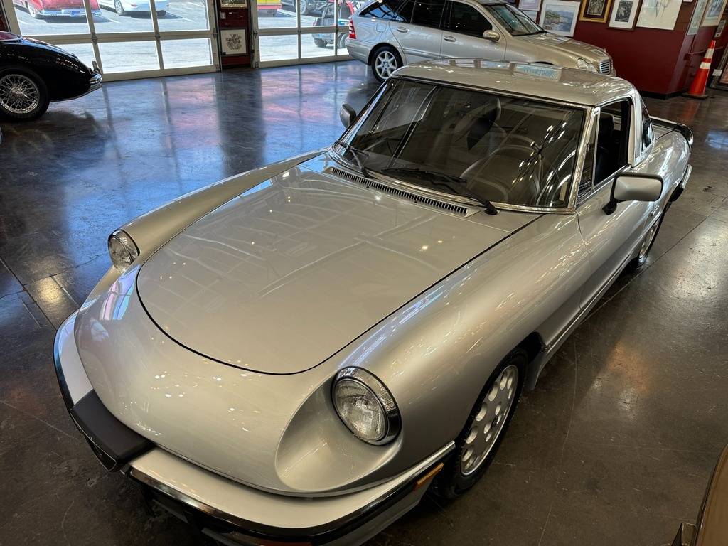 Alfa-romeo-Spider-1987-silver-8