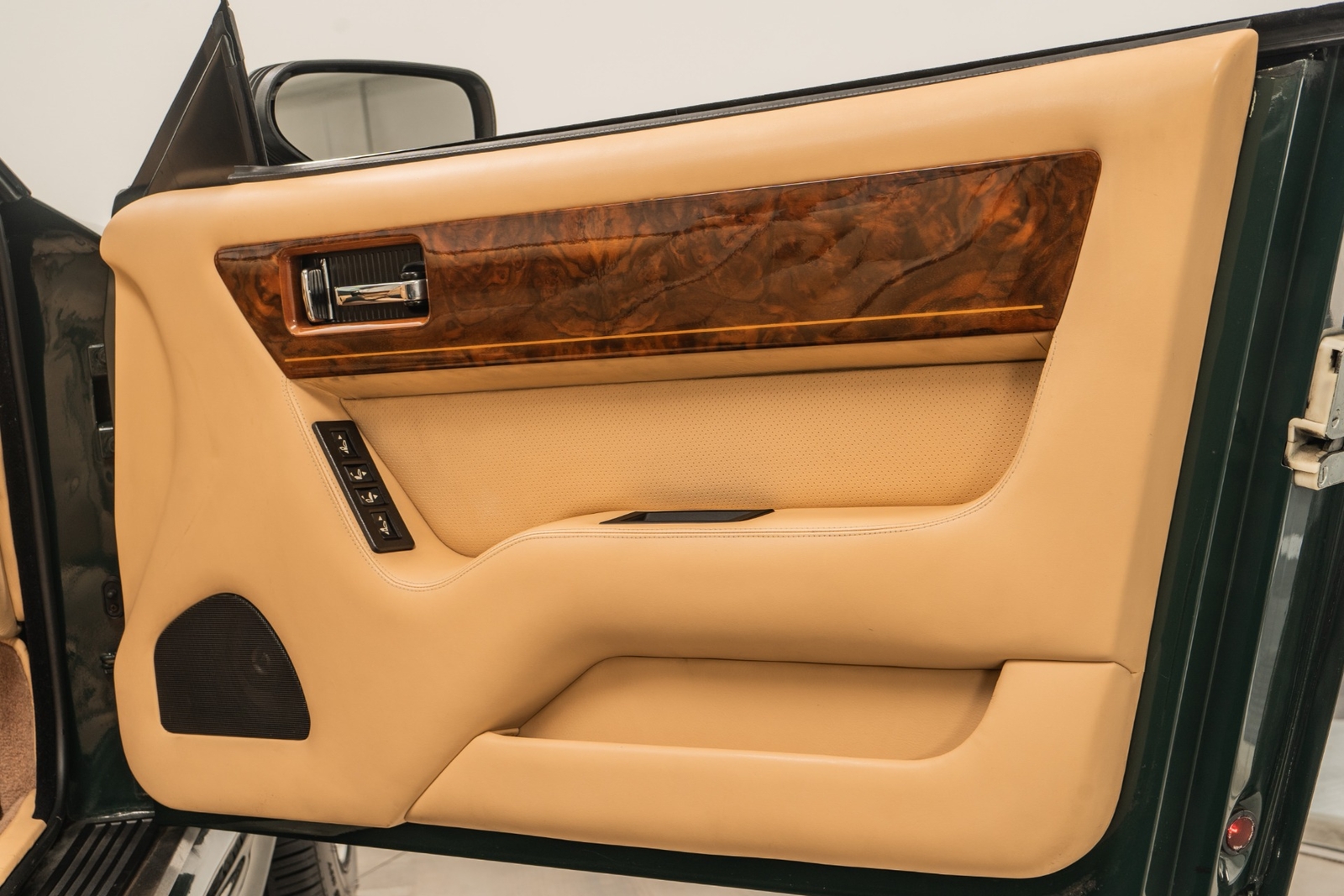 Aston-Martin-Virage-1993-2D-Coupe-37