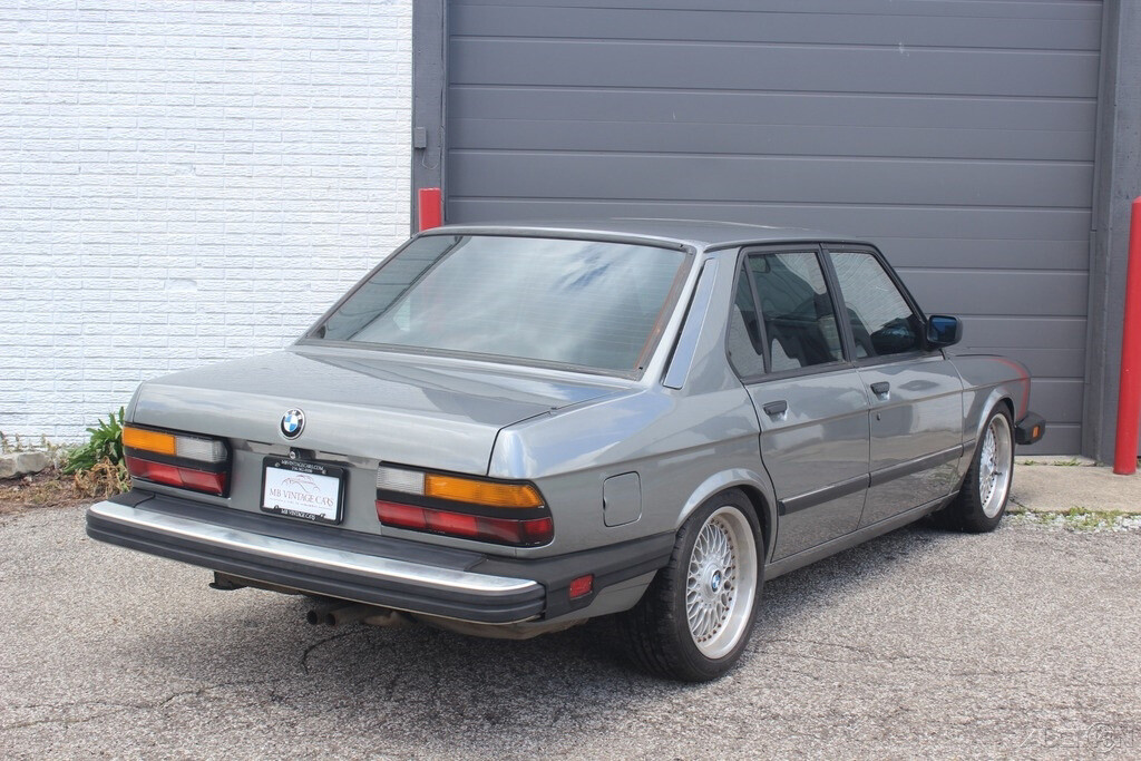 BMW-5-Series-1988-Sedan-2