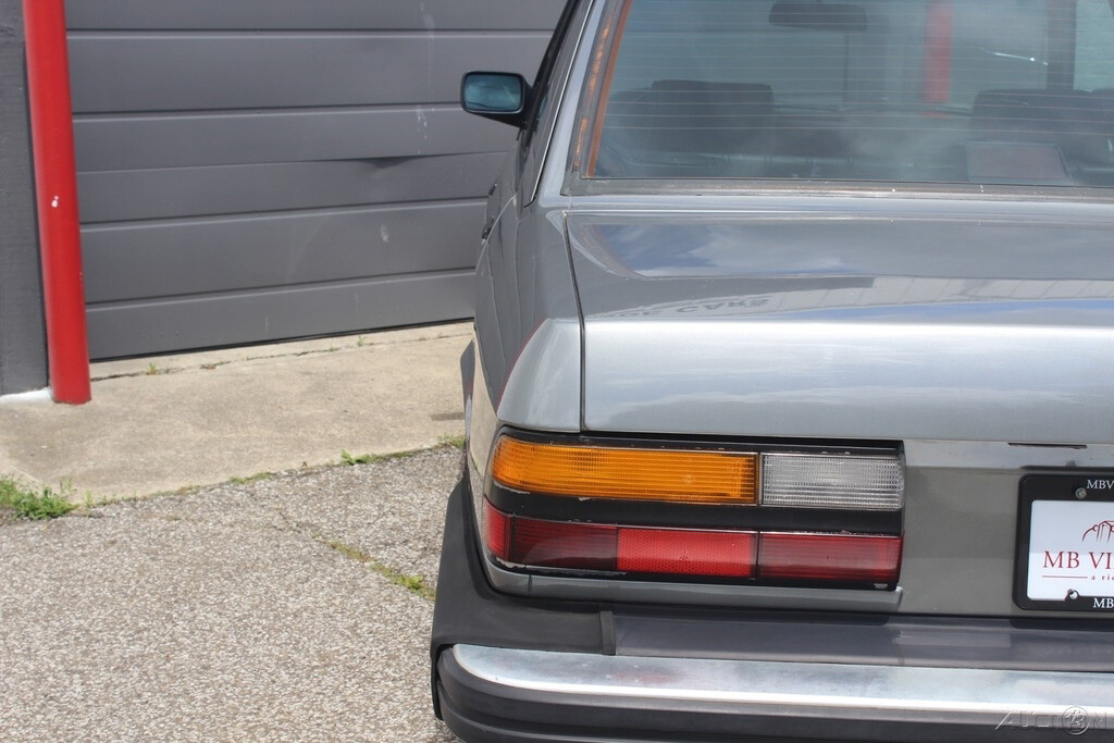 BMW-5-Series-1988-Sedan-7