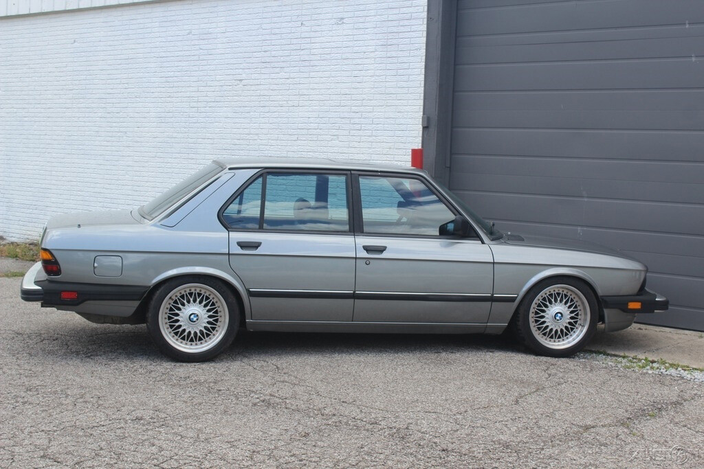 BMW-5-Series-1988-Sedan-9