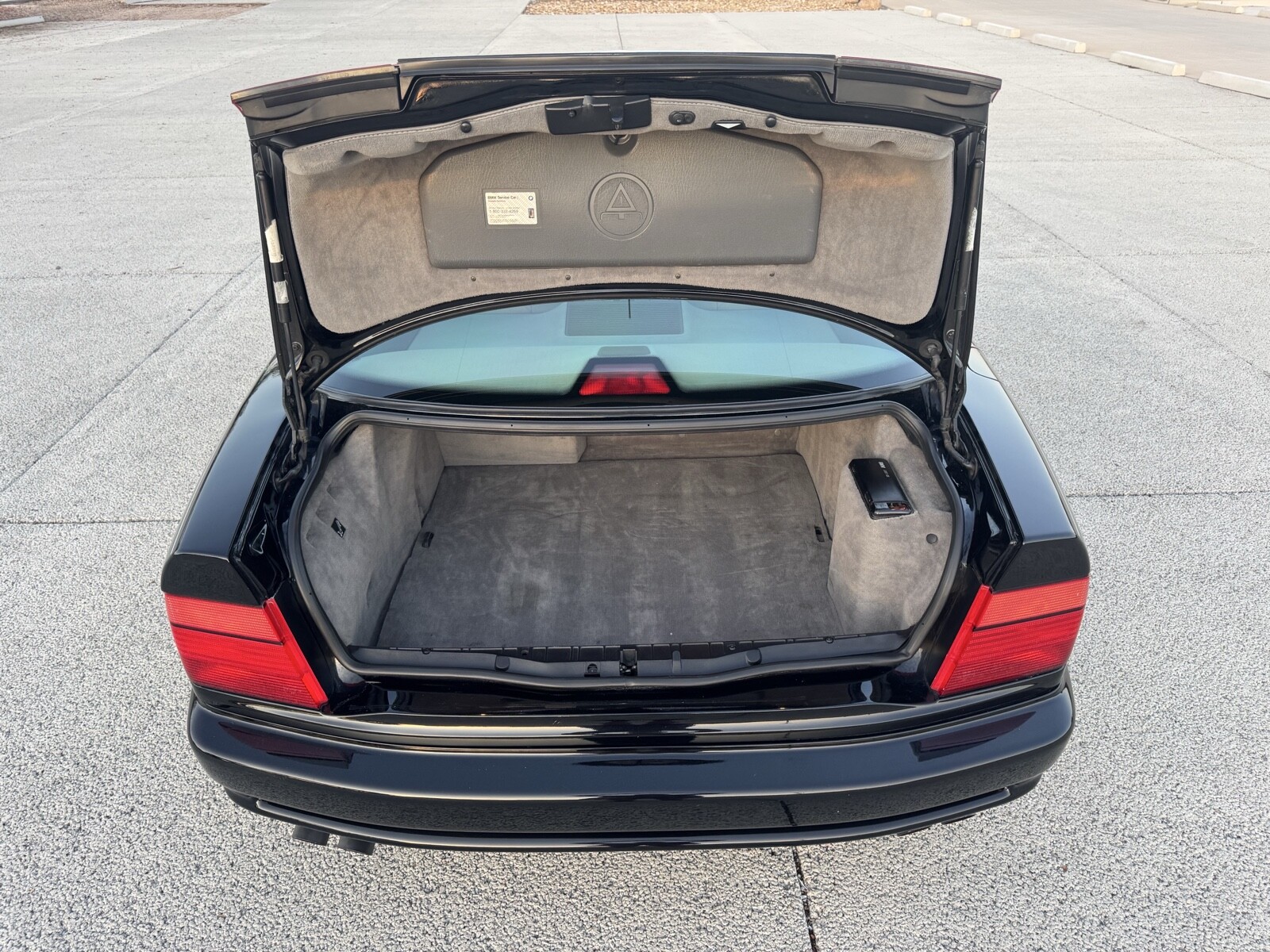 BMW-8-Series-1994-23