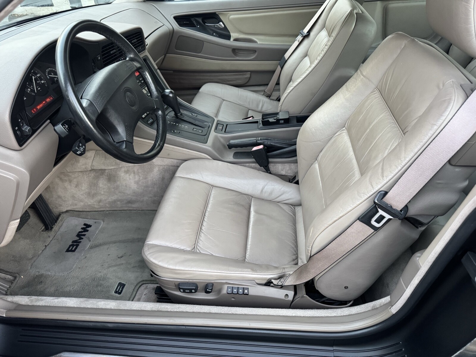 BMW-8-Series-1994-25