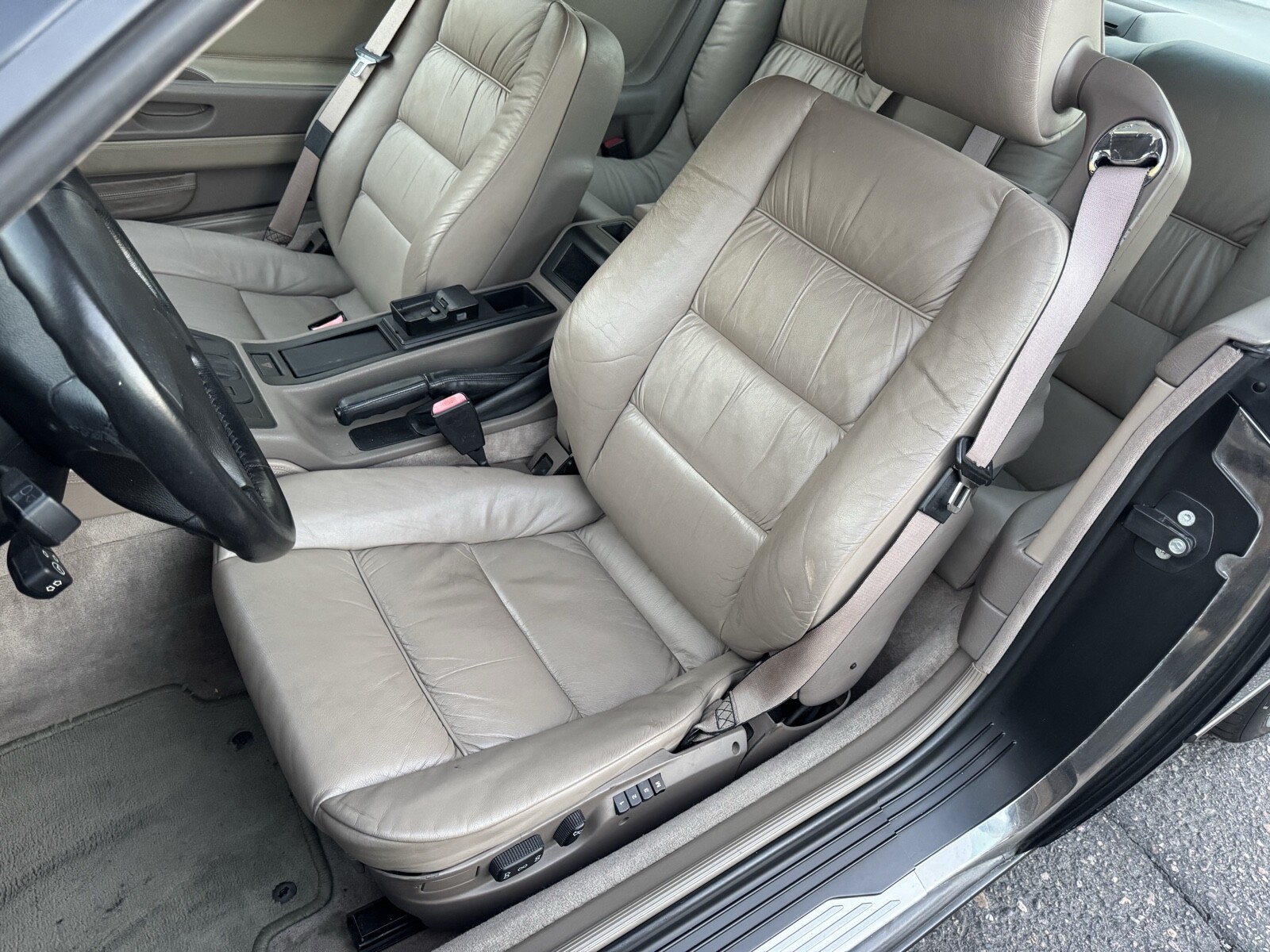 BMW-8-Series-1994-27