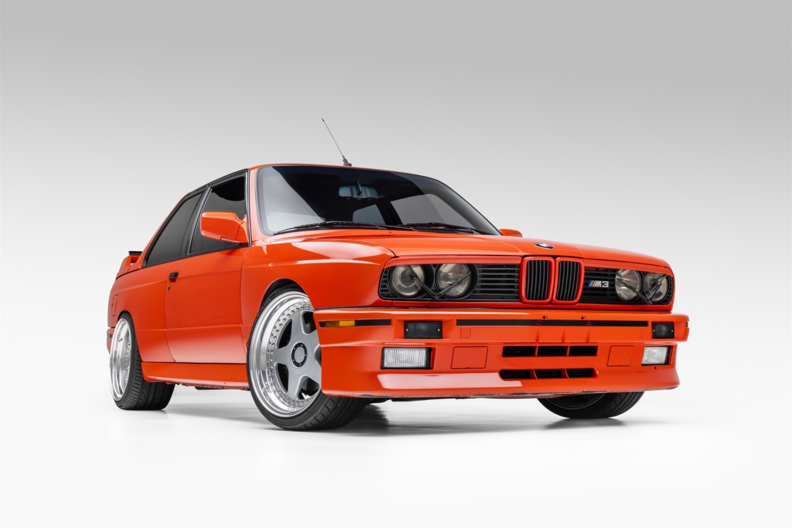 BMW-M3-1988-SEDAN-10