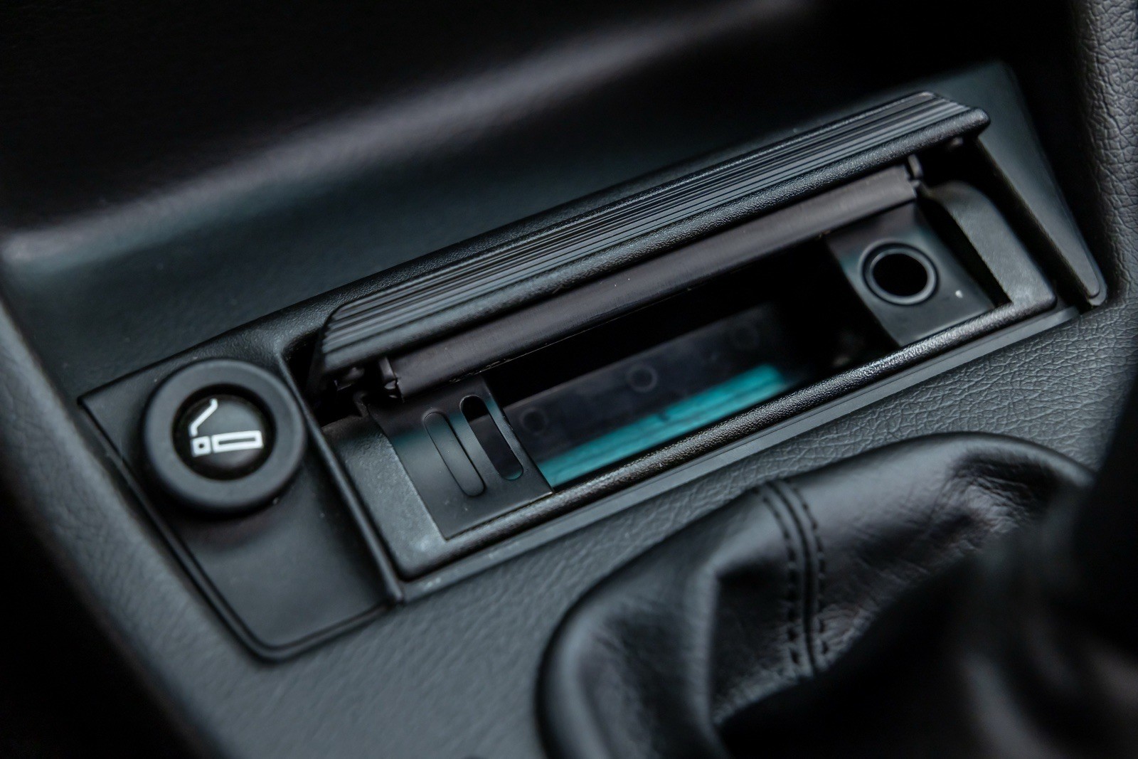 BMW-M3-1988-SEDAN-13