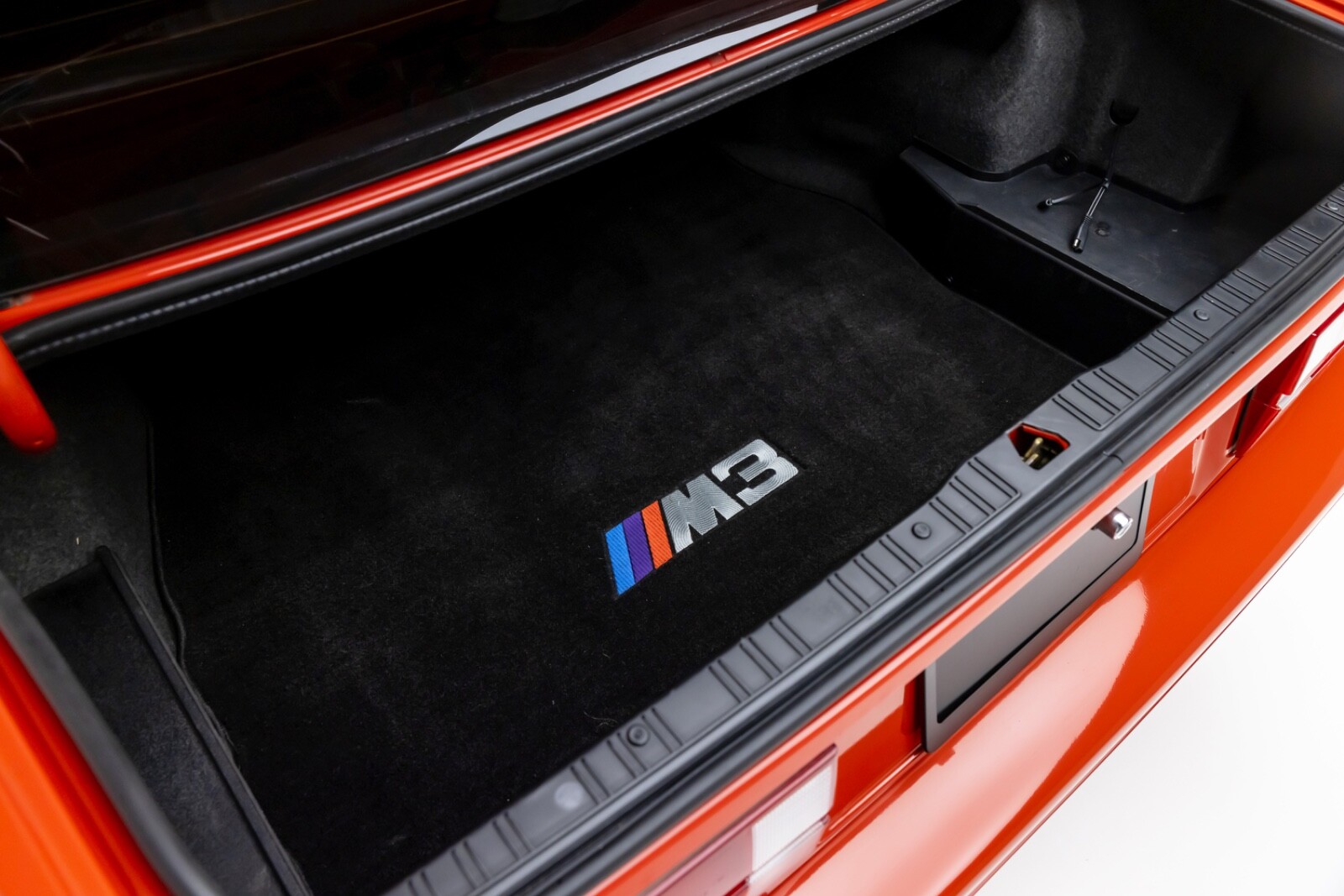 BMW-M3-1988-SEDAN-34