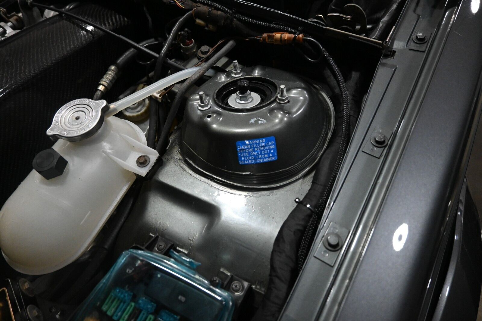 BMW-M6-1987-Coupe-24