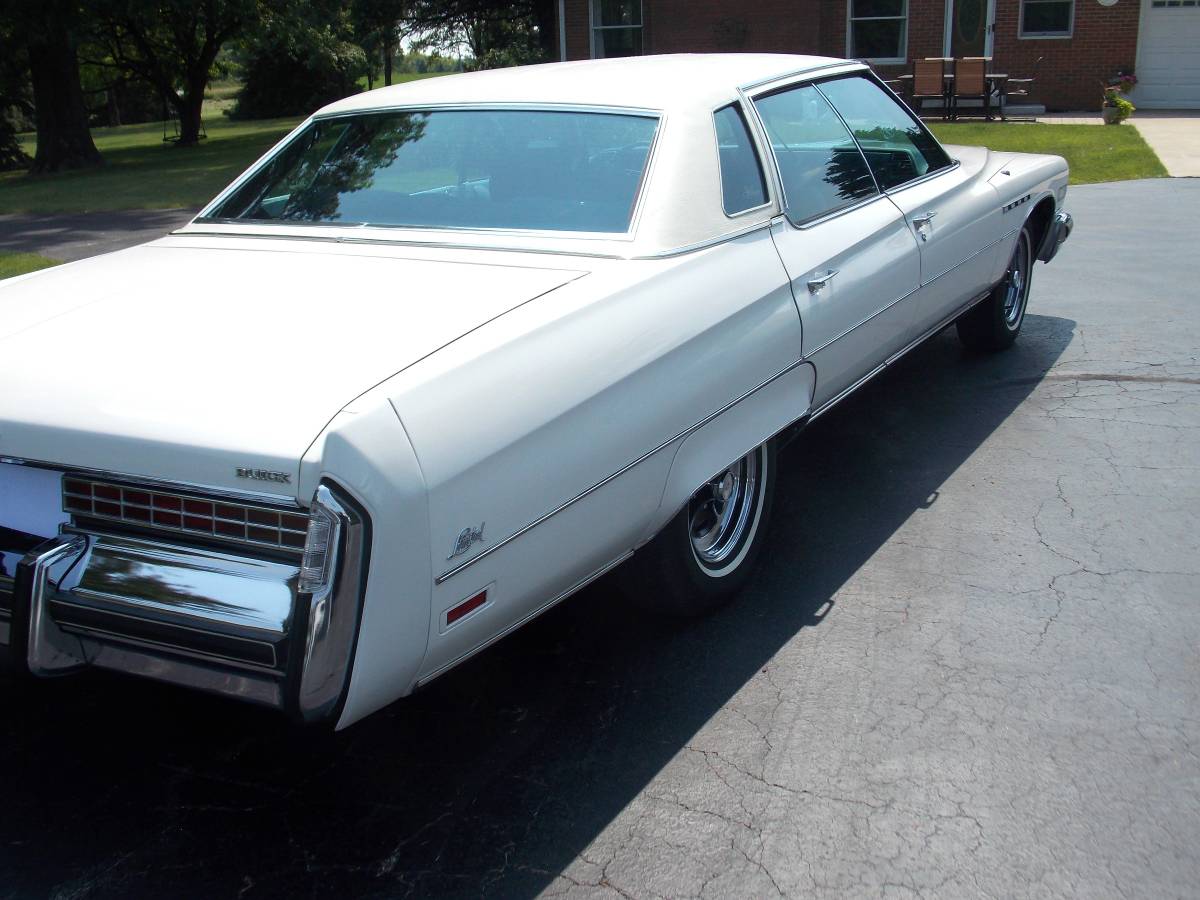 Buick-Electra-limited-park-avenue-1976-white-10