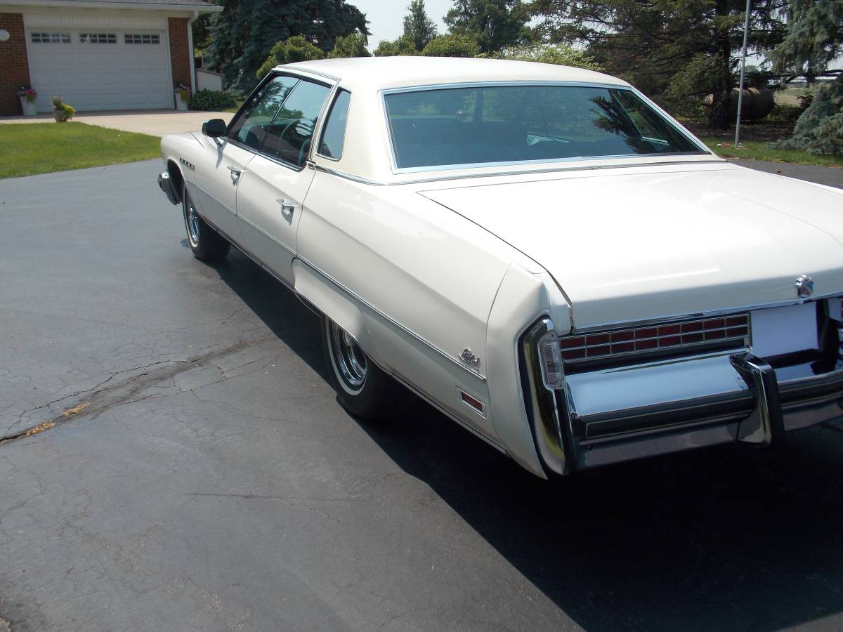 Buick-Electra-limited-park-avenue-1976-white-11