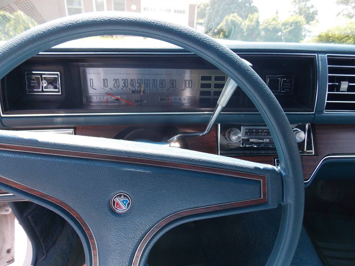 Buick Electra limited park avenue  1976 white