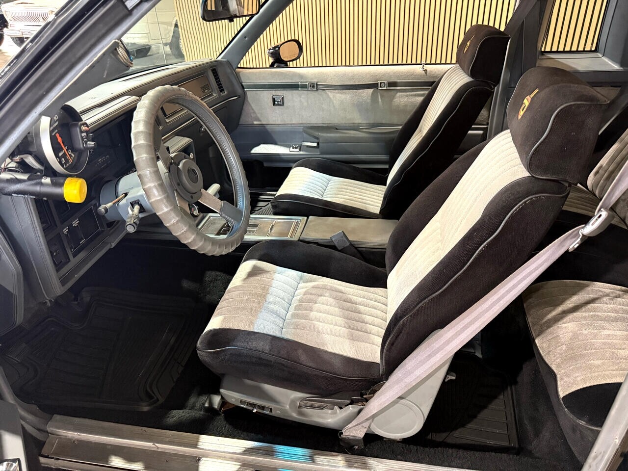 Buick-Grand-National-1987-American-Muscle-Car-21