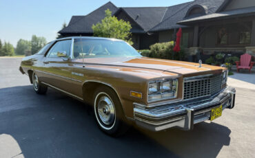 Buick-LeSabre-1975-Coupe-2