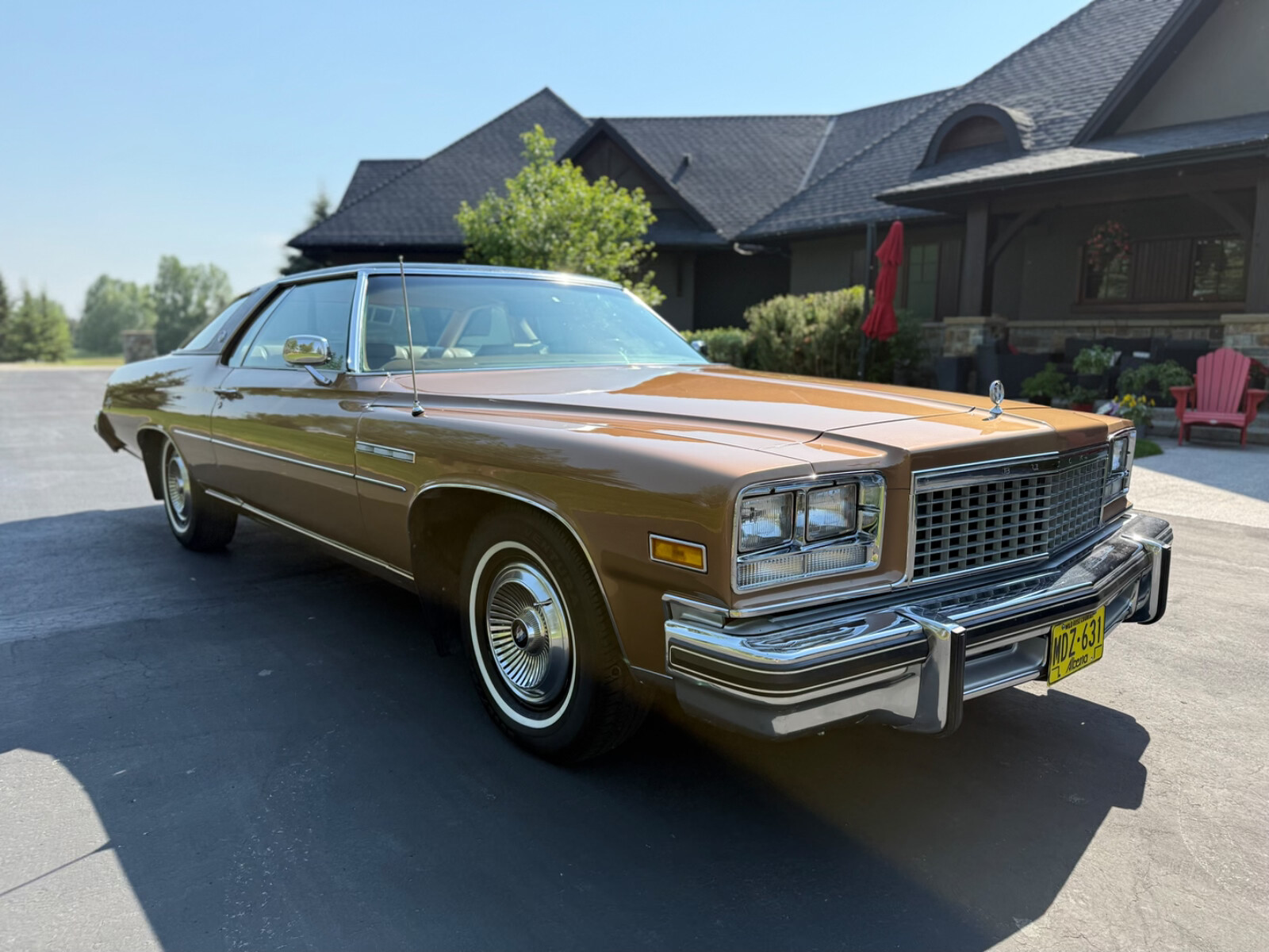 Buick-LeSabre-1975-Coupe-2