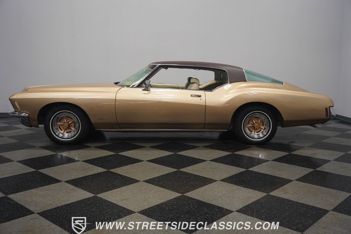 Buick-Riviera-1971-Fastback-2