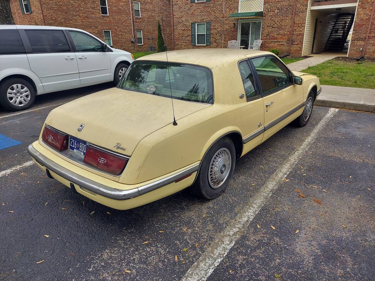 Buick-Riviera-1992-yellow-1