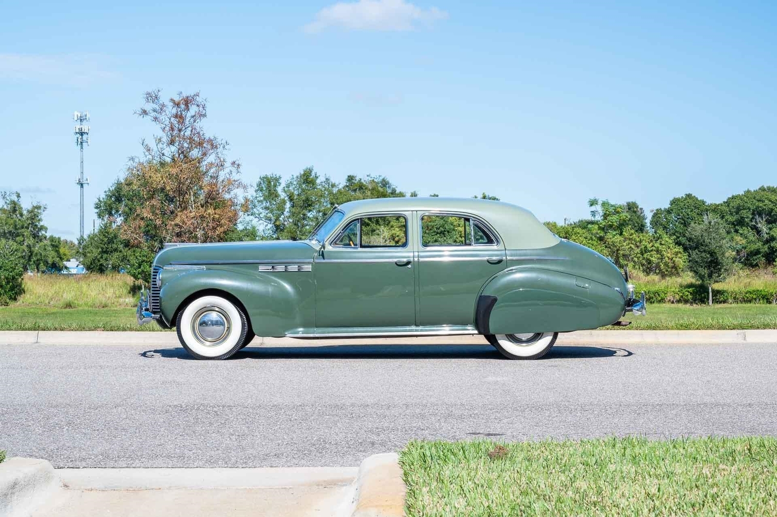 Buick-Roadmaster-1940-4-Door-1
