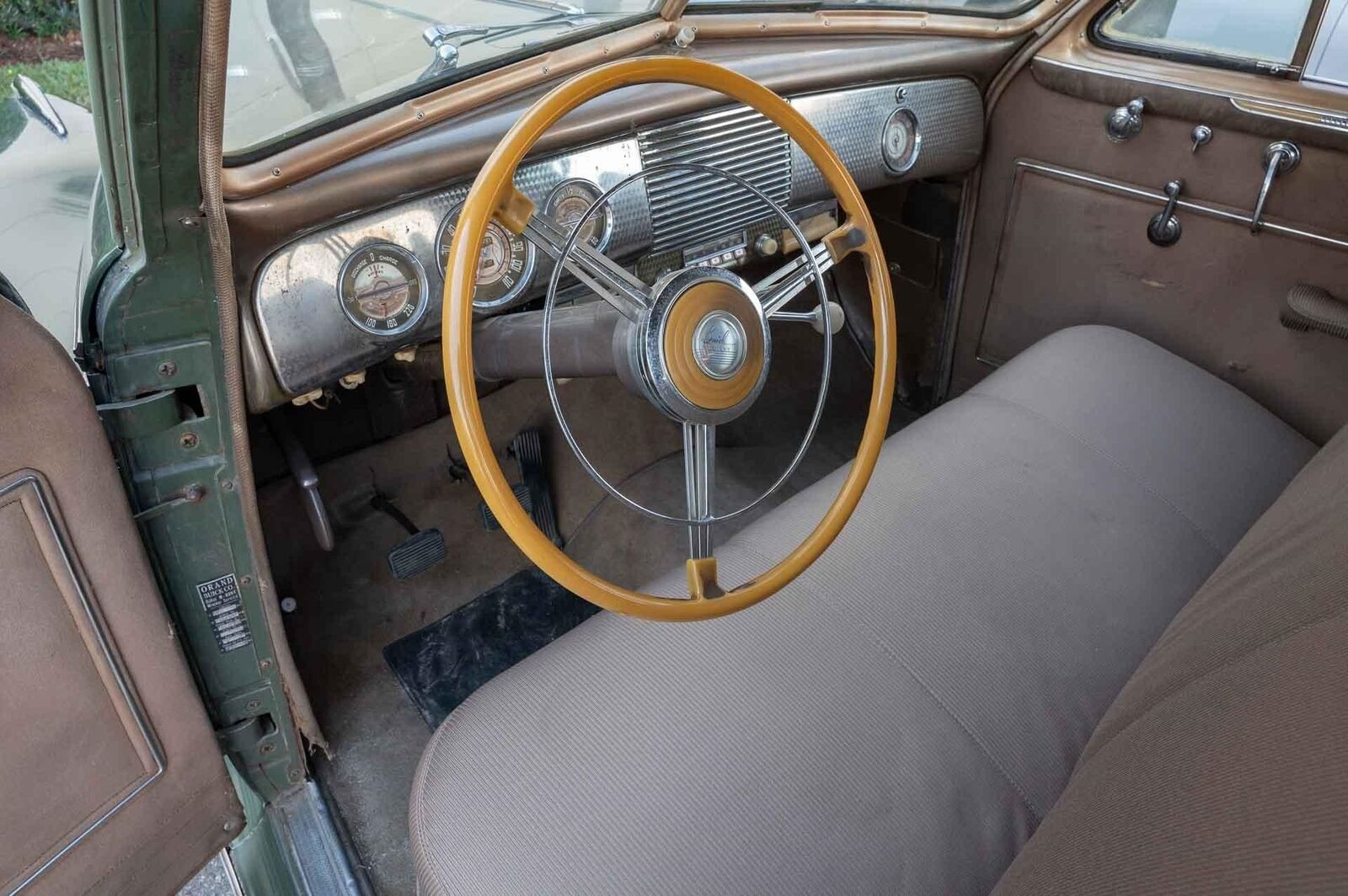 Buick-Roadmaster-1940-4-Door-14