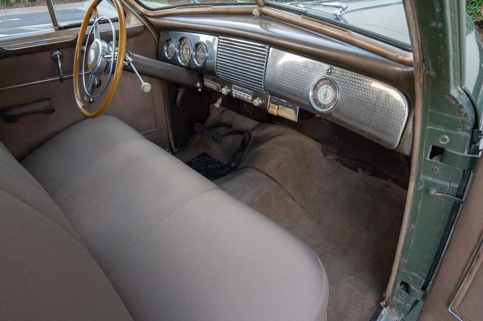 Buick-Roadmaster-1940-4-Door-15