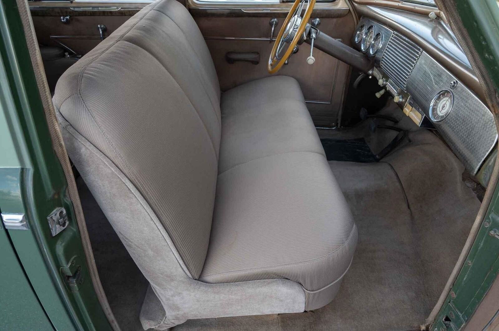 Buick-Roadmaster-1940-4-Door-16
