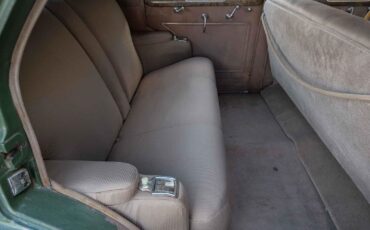 Buick-Roadmaster-1940-4-Door-17